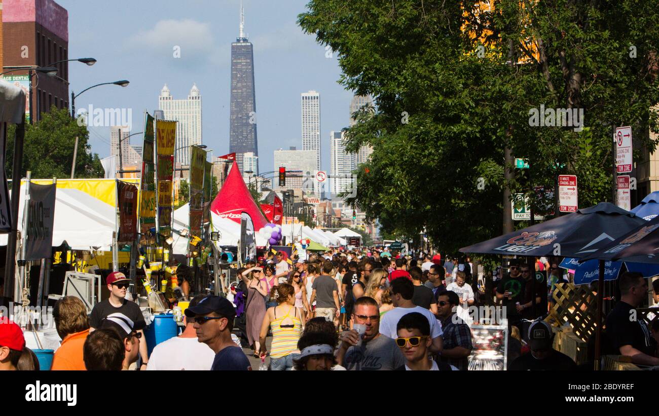 Folla di persone che camminano sulla strada della città, Chicago, Illinois, Stati Uniti Foto Stock