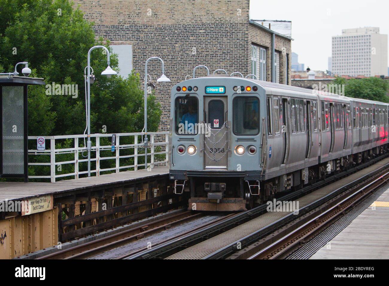 Treno sopraelevato sulla piattaforma ferroviaria, Chicago, Illinois, USA Foto Stock