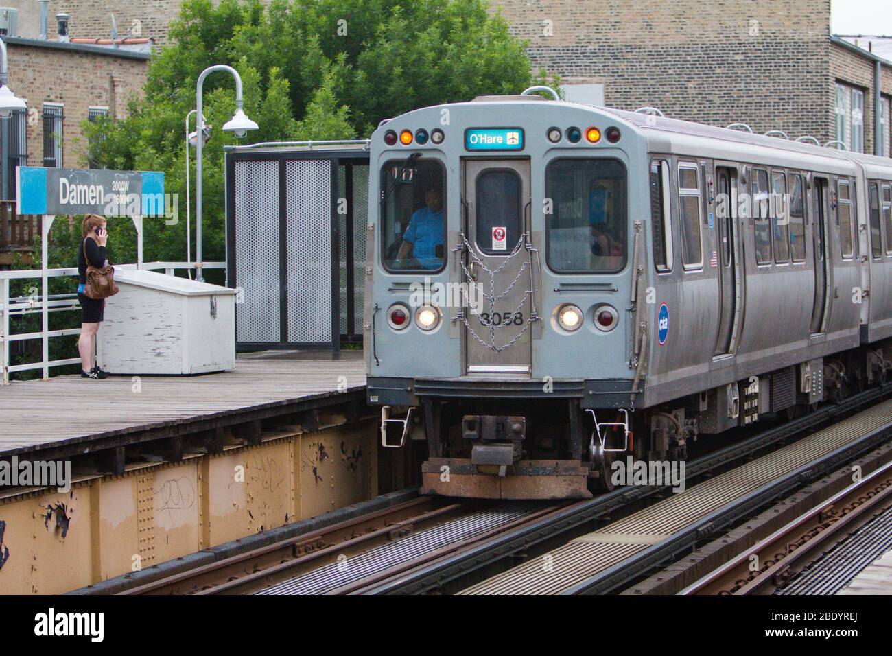 Treno sopraelevato sulla piattaforma ferroviaria, Chicago, Illinois, USA Foto Stock