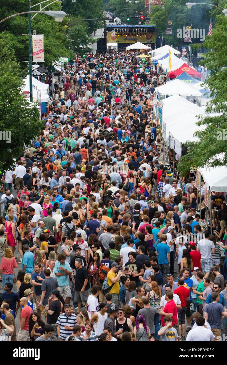 Folla in strada città, Damen, Chicago, Illinois, Stati Uniti Foto Stock