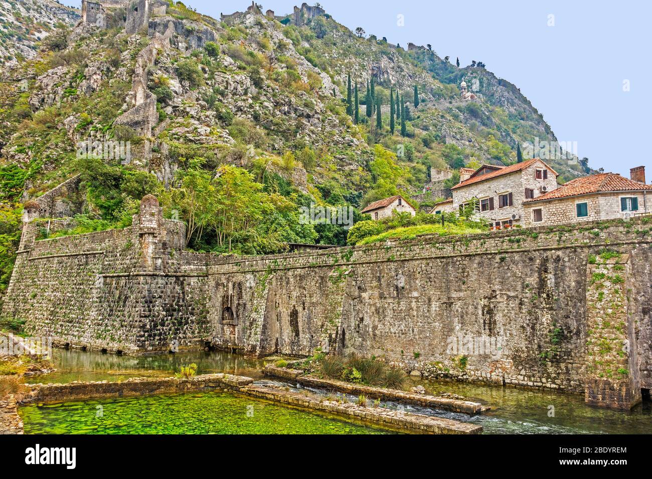 Parte del fossato intorno alle mura della città di Kotor Montenegro Foto Stock