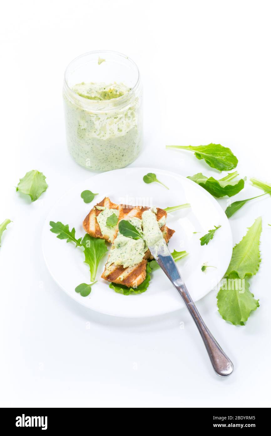 pane verde spalmato di rucola, cagliata e uova con toast fritti Foto Stock