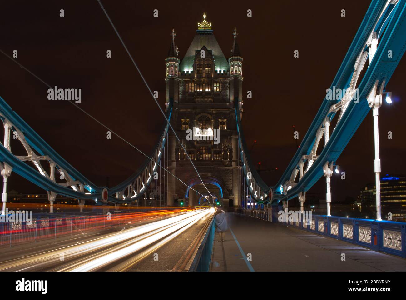 Tramonto notte Twilight Tower Bridge Bascule Suspension Bridge, Londra, SE1 di Sir Horace Jones e Sir John Wolfe Barry architettura gotica Vittoriana Foto Stock