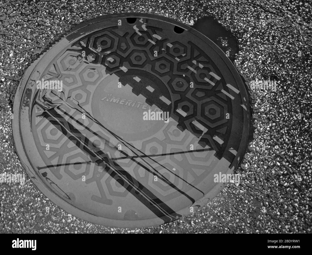 Primo piano di Wet Manhole, Chicago, Illinois, USA Foto Stock