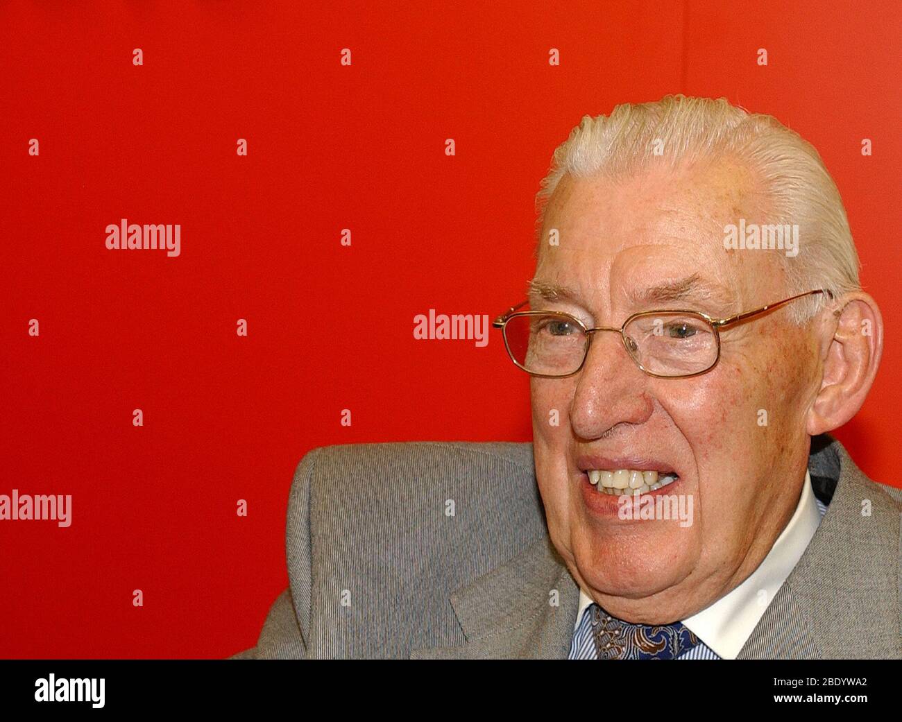 Il leader del Partito unionista democratico (DUP) Ian Paisley si trova di fronte ai media durante una conferenza stampa presso la sede centrale del DUP Party a Belfast, Irlanda del Nord, il 26 settembre 2005. Il leader protestante pro-britannico Paisley ha detto lunedì che non era convinto che l'esercito repubblicano irlandese avesse distrutto il suo vasto arsenale di armi. Foto Stock