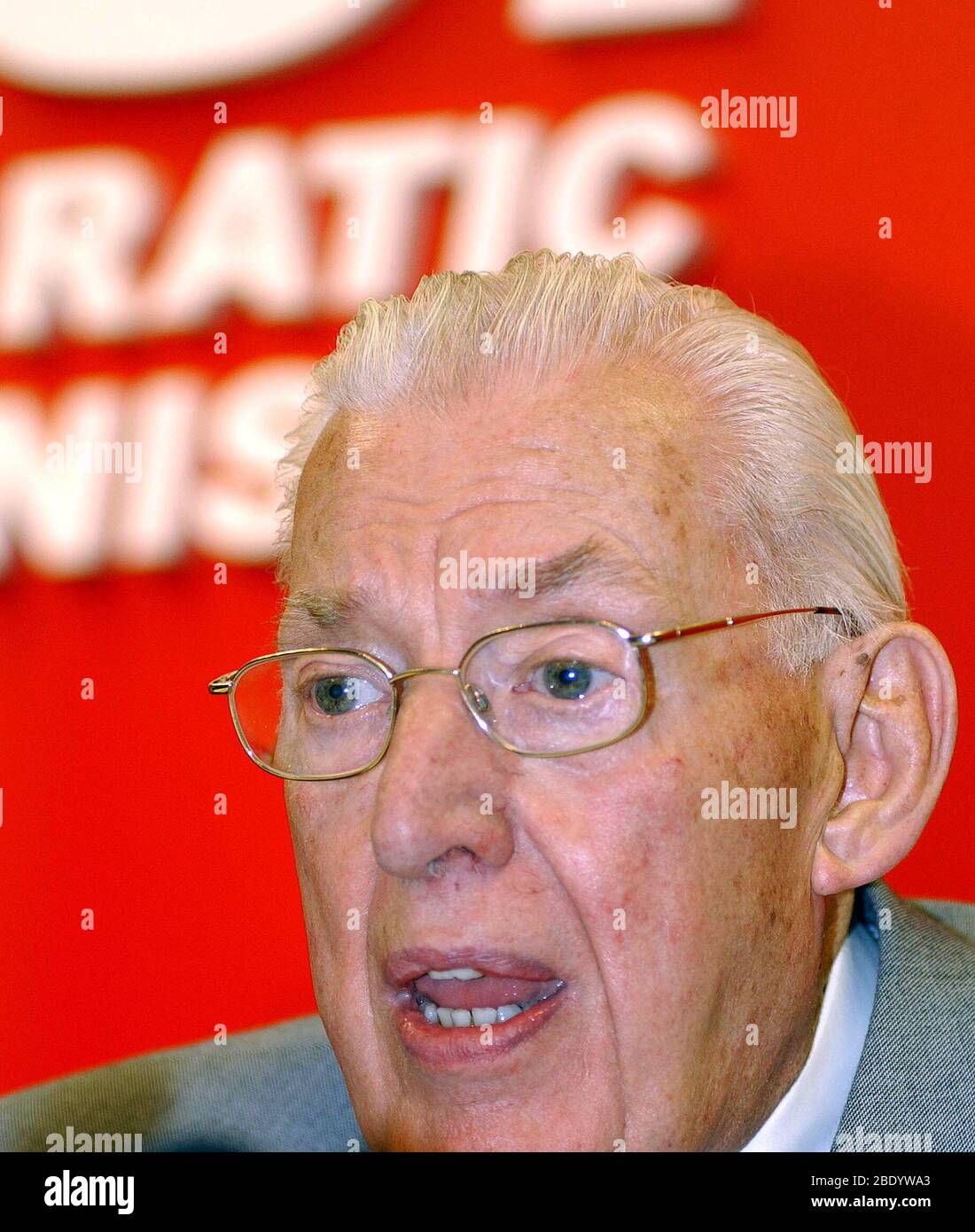 Il leader del Partito unionista democratico (DUP) Ian Paisley si trova di fronte ai media durante una conferenza stampa presso la sede centrale del DUP Party a Belfast, Irlanda del Nord, il 26 settembre 2005. Il leader protestante pro-britannico Paisley ha detto lunedì che non era convinto che l'esercito repubblicano irlandese avesse distrutto il suo vasto arsenale di armi. Foto Stock