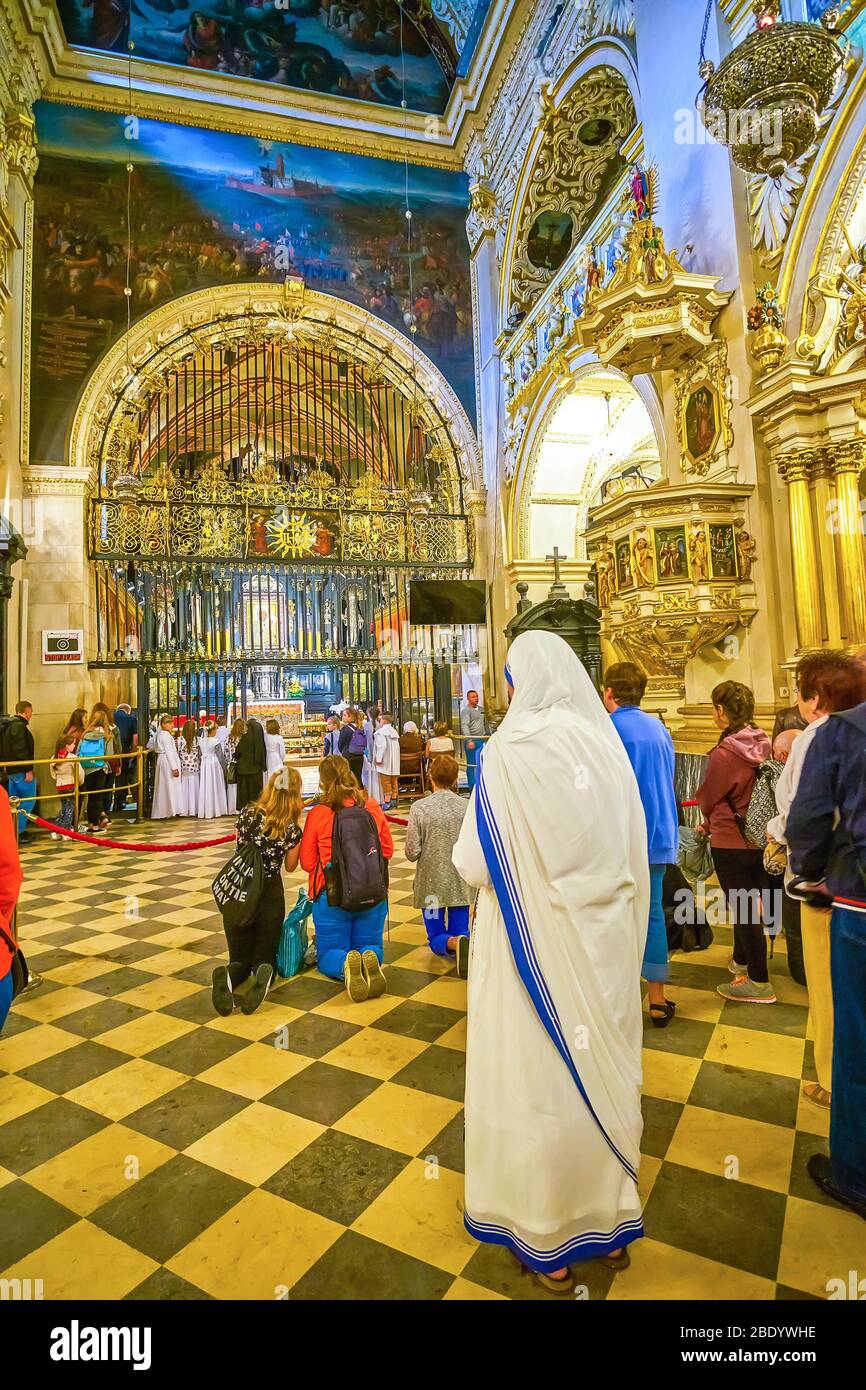 CZESTOCHOWA, POLONIA - 12 GIUGNO 2018: I parrocchiani pregano presso la Cappella della Madonna nella Basilica di Jasna Gora, il 12 giugno a Czestochowa Foto Stock