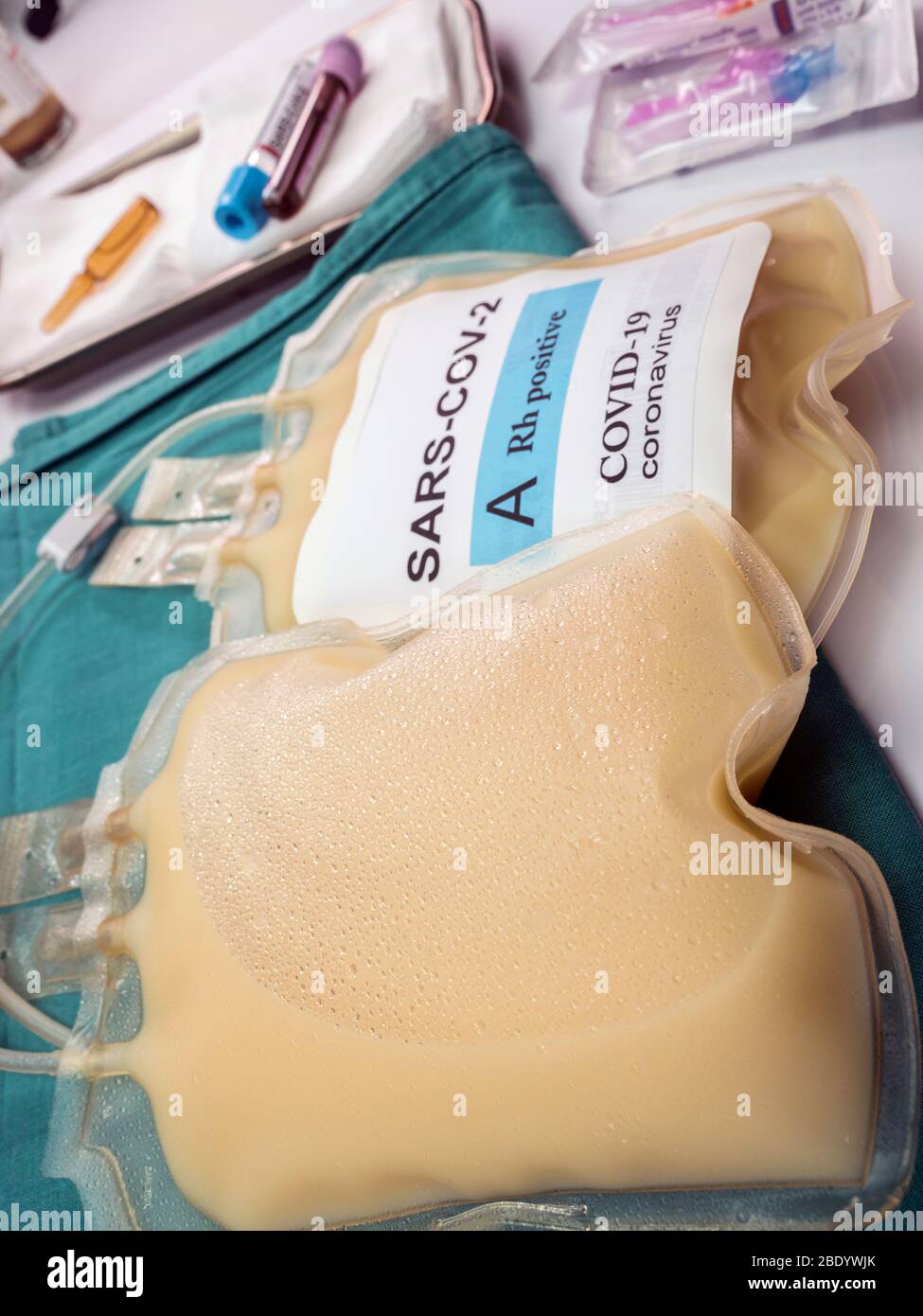 Sacca per plasma con anticorpi da persone curate di SARS-COV-2 Covid-19 preparata in un'immagine concettuale ospedaliera Foto Stock