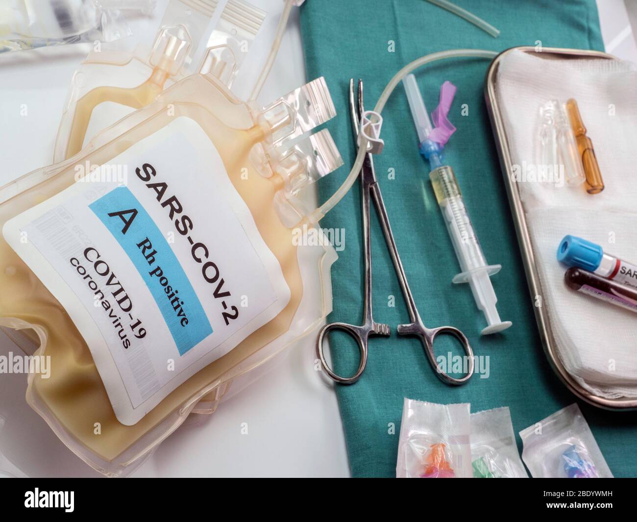 Sacca per plasma con anticorpi da persone curate di SARS-COV-2 Covid-19 preparata in un'immagine concettuale ospedaliera Foto Stock