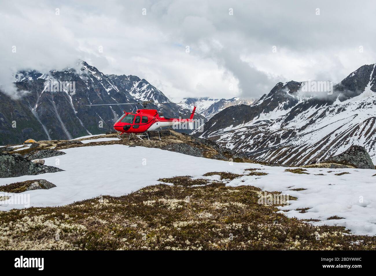 Elicottero atterrato sulla tundra nel lontano backcountry nella catena montuosa di Talkeetna. Accesso in elicottero alla natura selvaggia dell'Alaska. Foto Stock