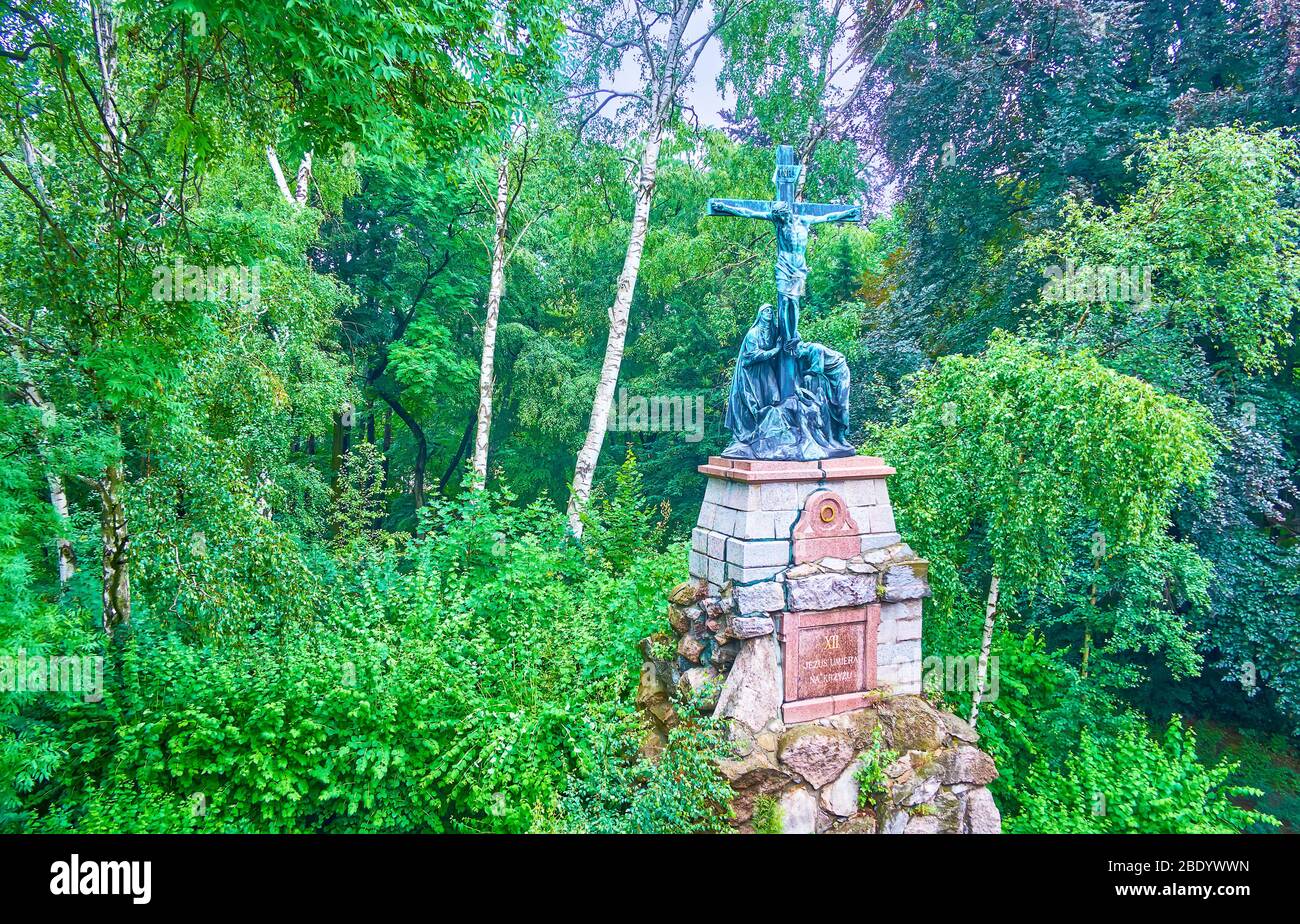 La composizione scultorea, chiamata Gesù muore sulla croce, è la stazione della Via della Croce, costruita nel giardino del monastero di Jasna Gora monas Foto Stock