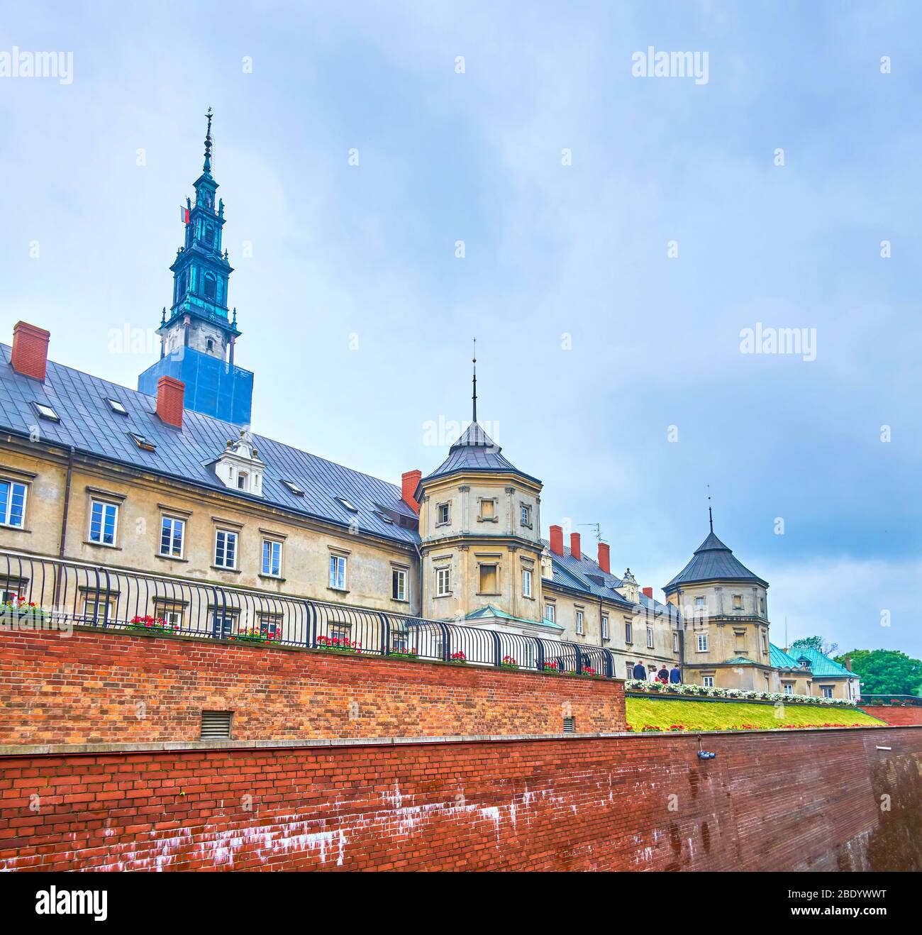 La vista sugli edifici storici e il campanile del monastero di Jasna Gora e i bastioni difensivi sullo sfondo, Czestochowa, Polonia Foto Stock