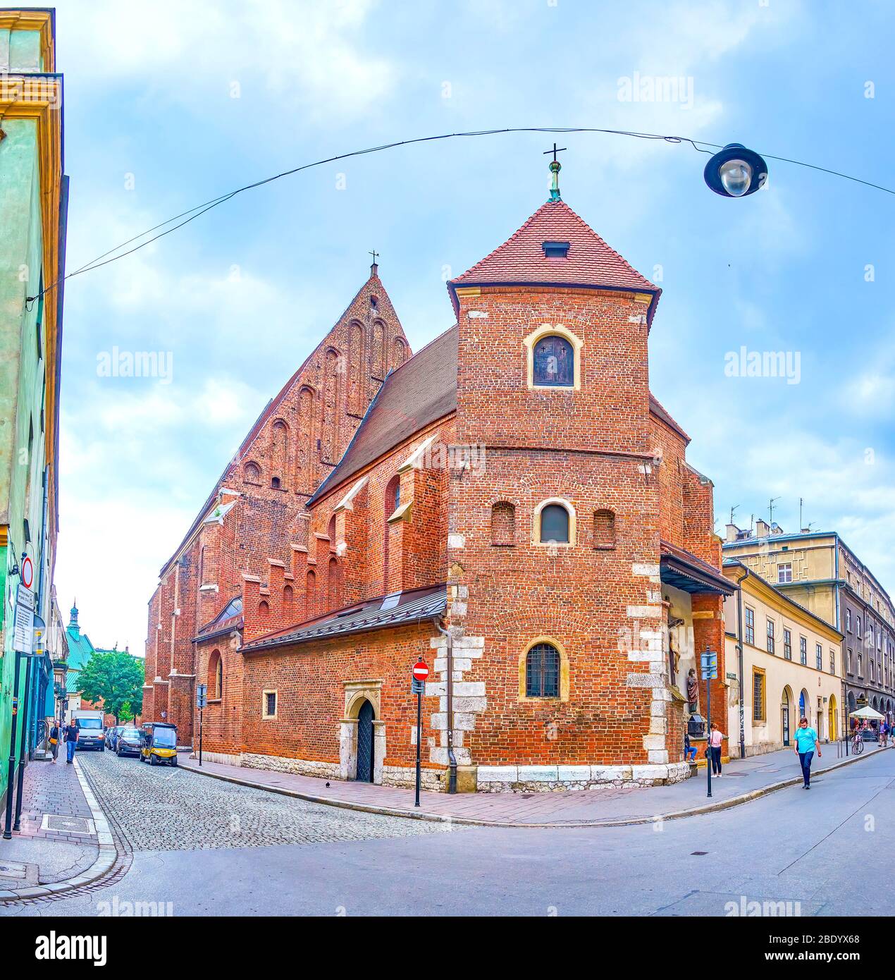 CRACOVIA, POLONIA - 12 GIUGNO 2018: La vista sulla chiesa medievale di San Marco in stile gotico nella vecchia Cracovia, una delle più antiche della città, il 12 giugno a Cracovia Foto Stock