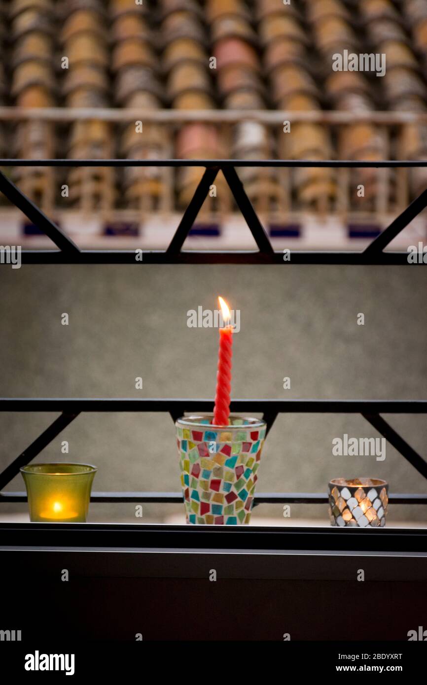Bruciare candele in una finestra in memoria di quelli uccisi dalla pandemia coronavirus Foto Stock