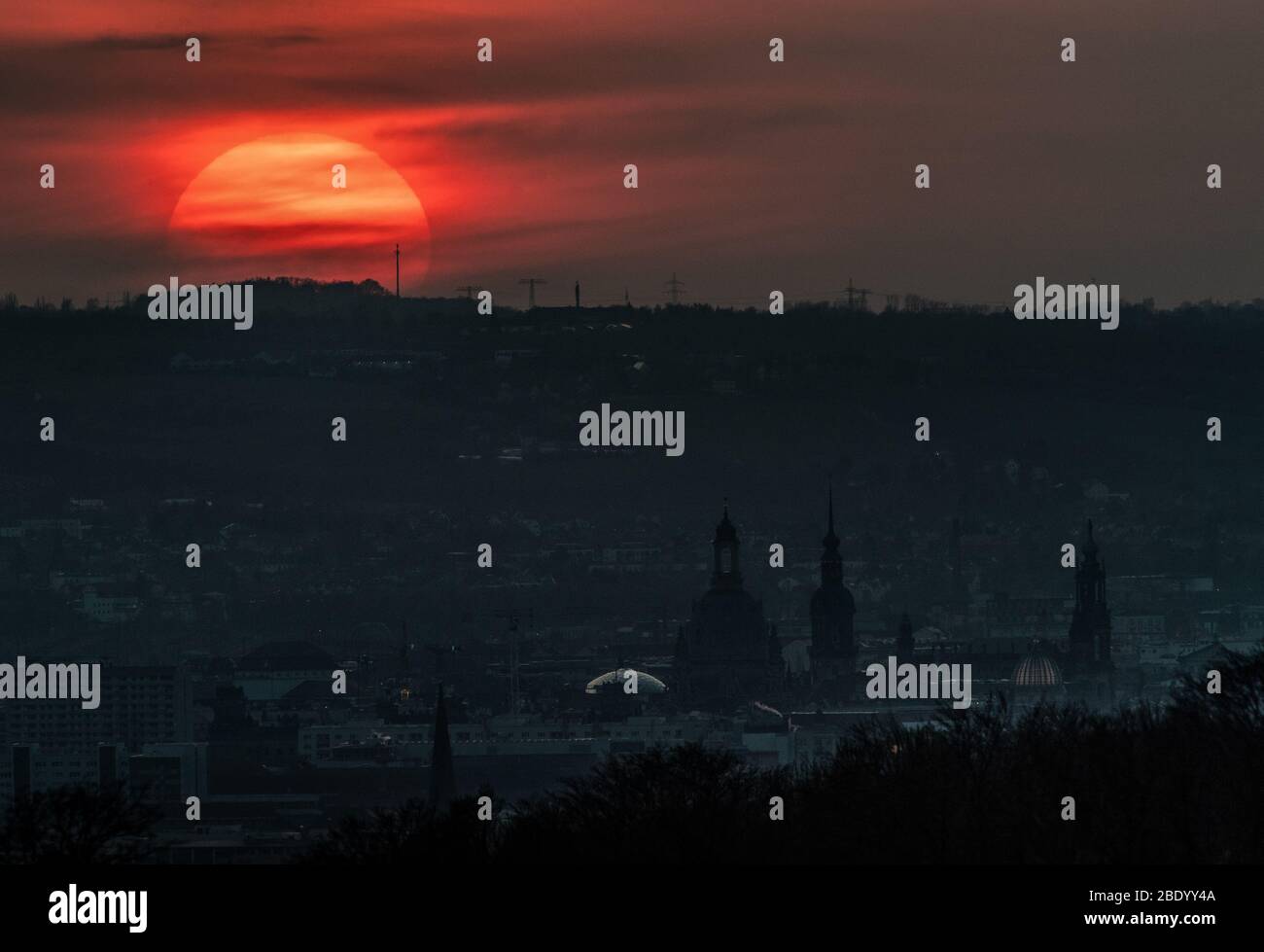 Dresda, Germania. 10 aprile 2020. Il sole tramonta di sera all'orizzonte dietro la città vecchia con la Frauenkirche (l-r), l'Hausmannsturm e l'Hofkirche. Credit: Robert Michael/dpa-Zentralbild/dpa/Alamy Live News Foto Stock