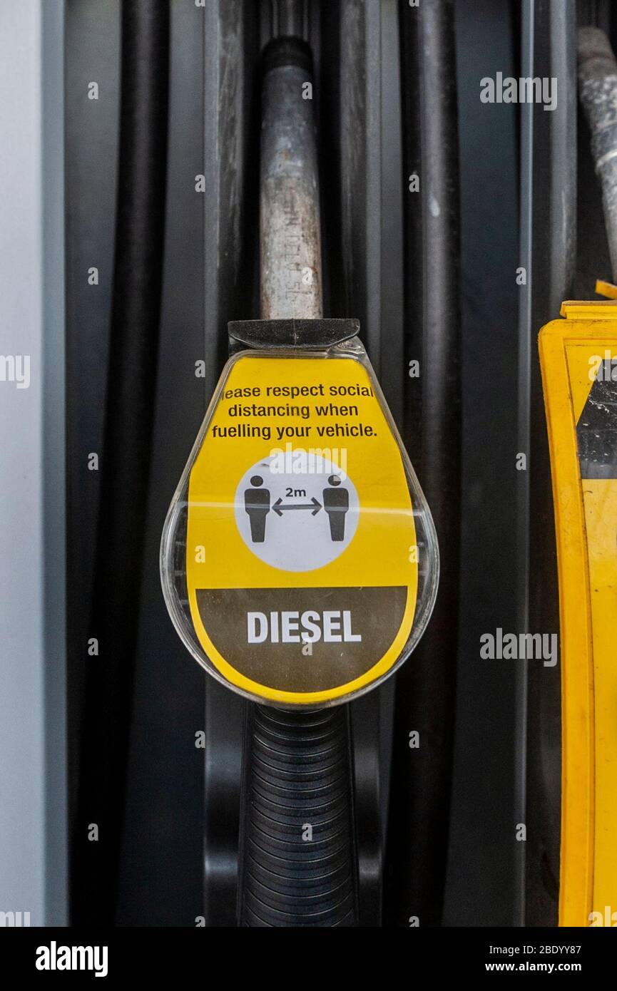 Skibbereen, West Cork, Irlanda. 10 aprile 2020. Una pompa di erogazione del carburante diesel consiglia alle persone di prendere le distanze sociali dovute a Covid-19 presso un distributore di benzina a Skibbereen. La pompa consiglia alle persone di stare a 2 metri di distanza, come da linee guida governative. Credit: Andy Gibson/Alamy Live News Foto Stock