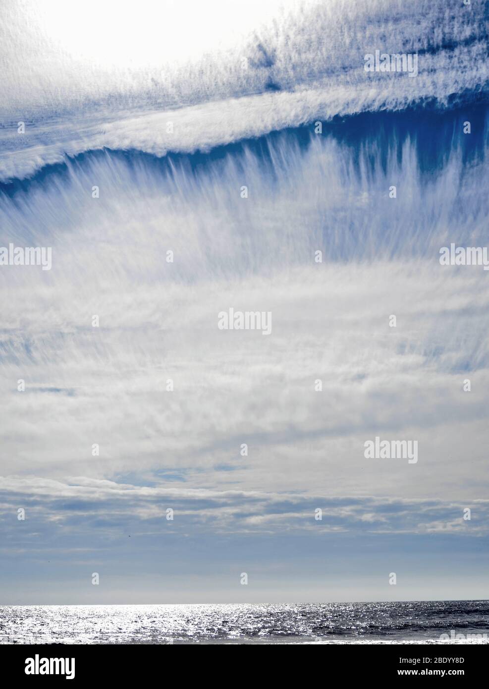 Nuvole nel cielo sopra l'oceano Foto Stock
