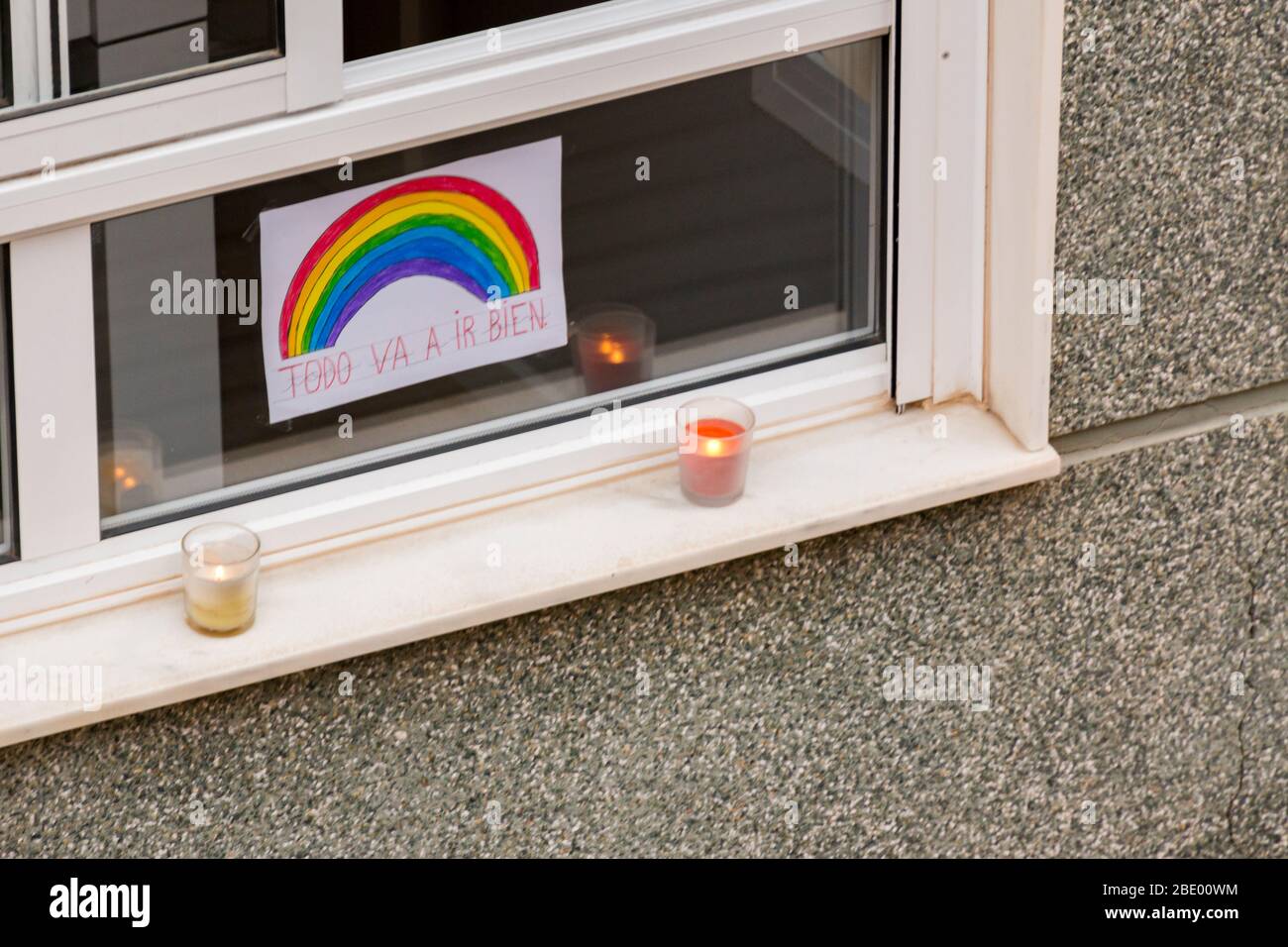 Valencia, Spagna - 10 aprile 2020: Disegno di incoraggiamento (in spagnolo 'tutto andrà bene') in una finestra, con candele in memoria di coloro che muoiono Foto Stock