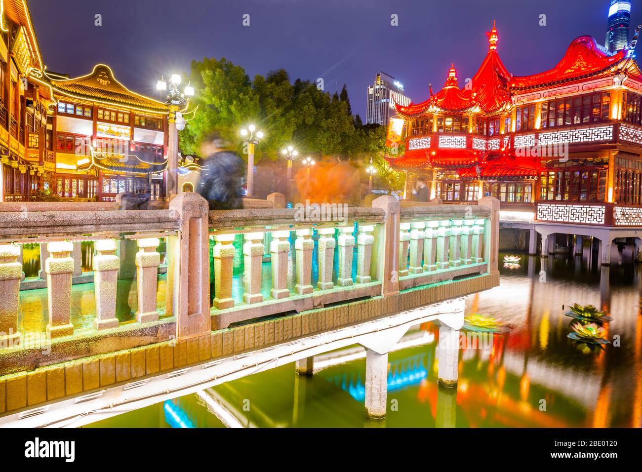 Shanghai, Cina vista al crepuscolo tradizionale Yuyuan Garden District Foto Stock