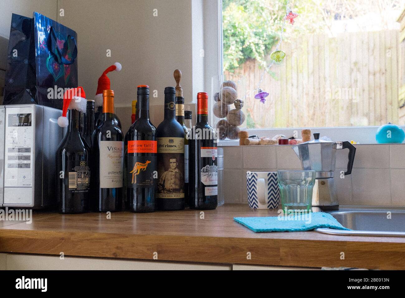 Bottiglie di vino a Natale Foto Stock