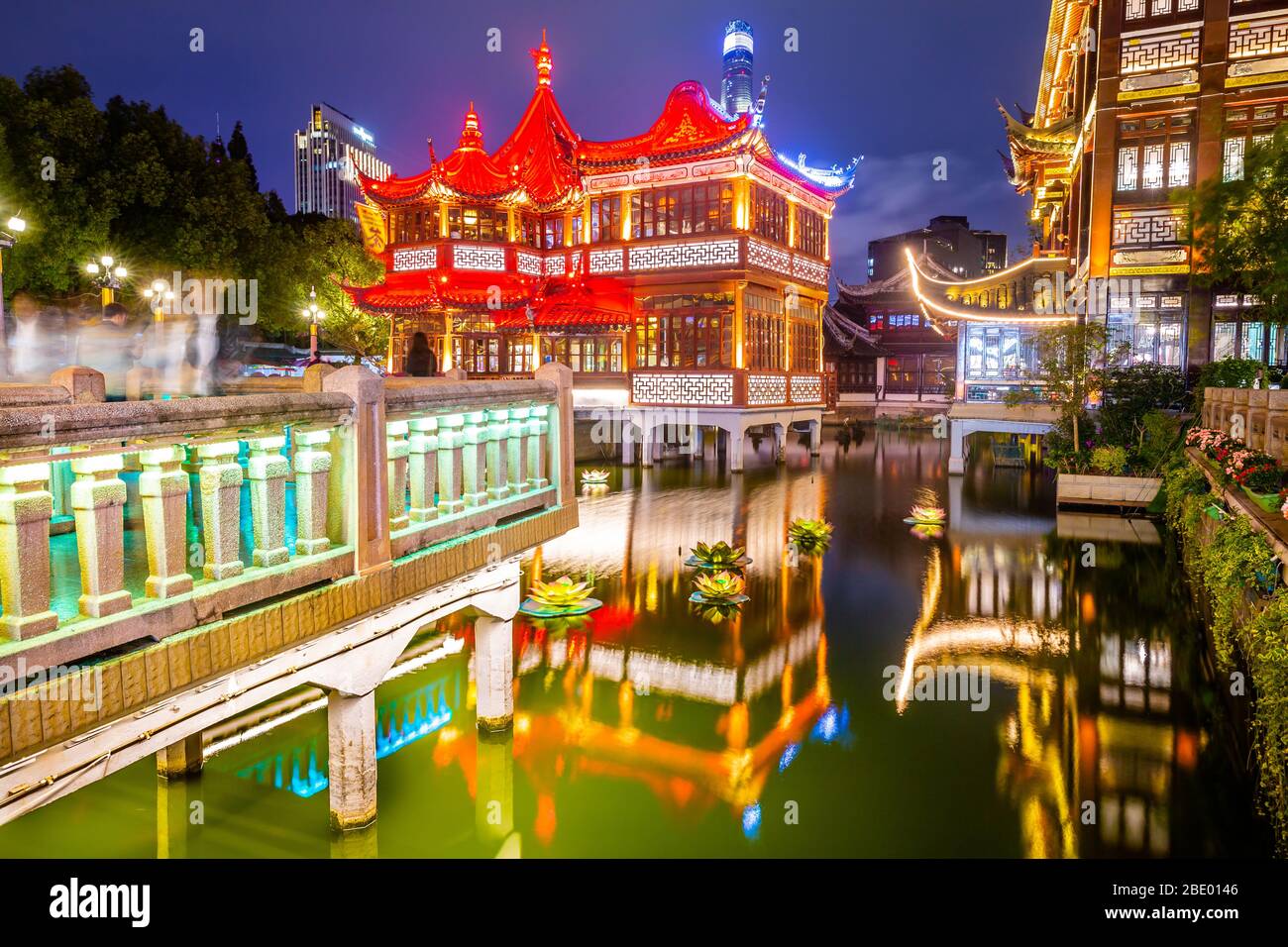 Shanghai, Cina vista al crepuscolo tradizionale Yuyuan Garden District Foto Stock