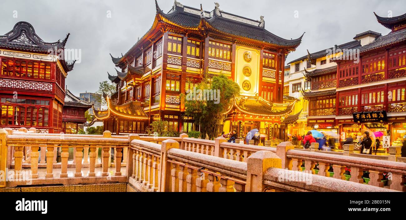 Shanghai, Cina vista al crepuscolo tradizionale Yuyuan Garden District Foto Stock