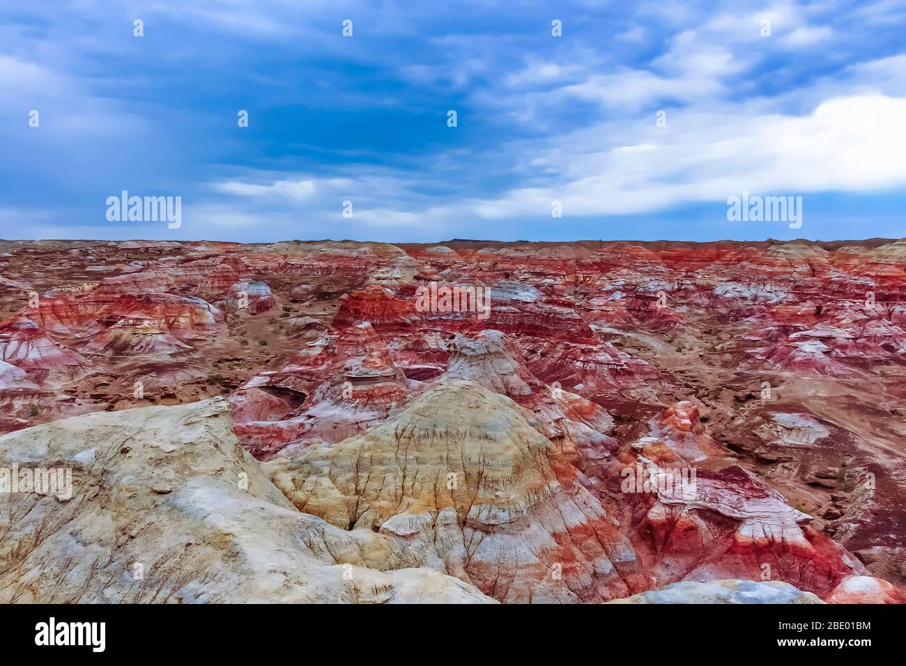Formazione di rocce colorate contro il cielo blu a Wucaitan (cinque colline colorate aka Rainbow Beach) nella contea di Burqin, Xinjiang, Cina Foto Stock