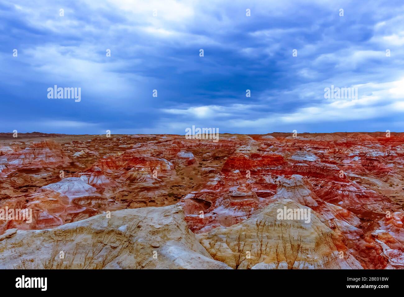 Le uniche forme di terra create da anni di erosione del vento e dell'acqua a Wucaitan (cinque colline colorate aka Rainbow Beach) nella contea di Burqin, Xinjiang, Cina Foto Stock
