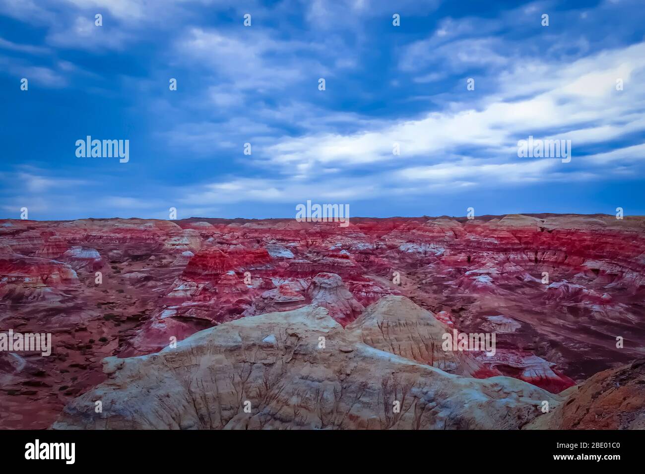 Le uniche forme di terra create da anni di erosione del vento e dell'acqua a Wucaitan (cinque colline colorate aka Rainbow Beach) nella contea di Burqin, Xinjiang, Cina Foto Stock