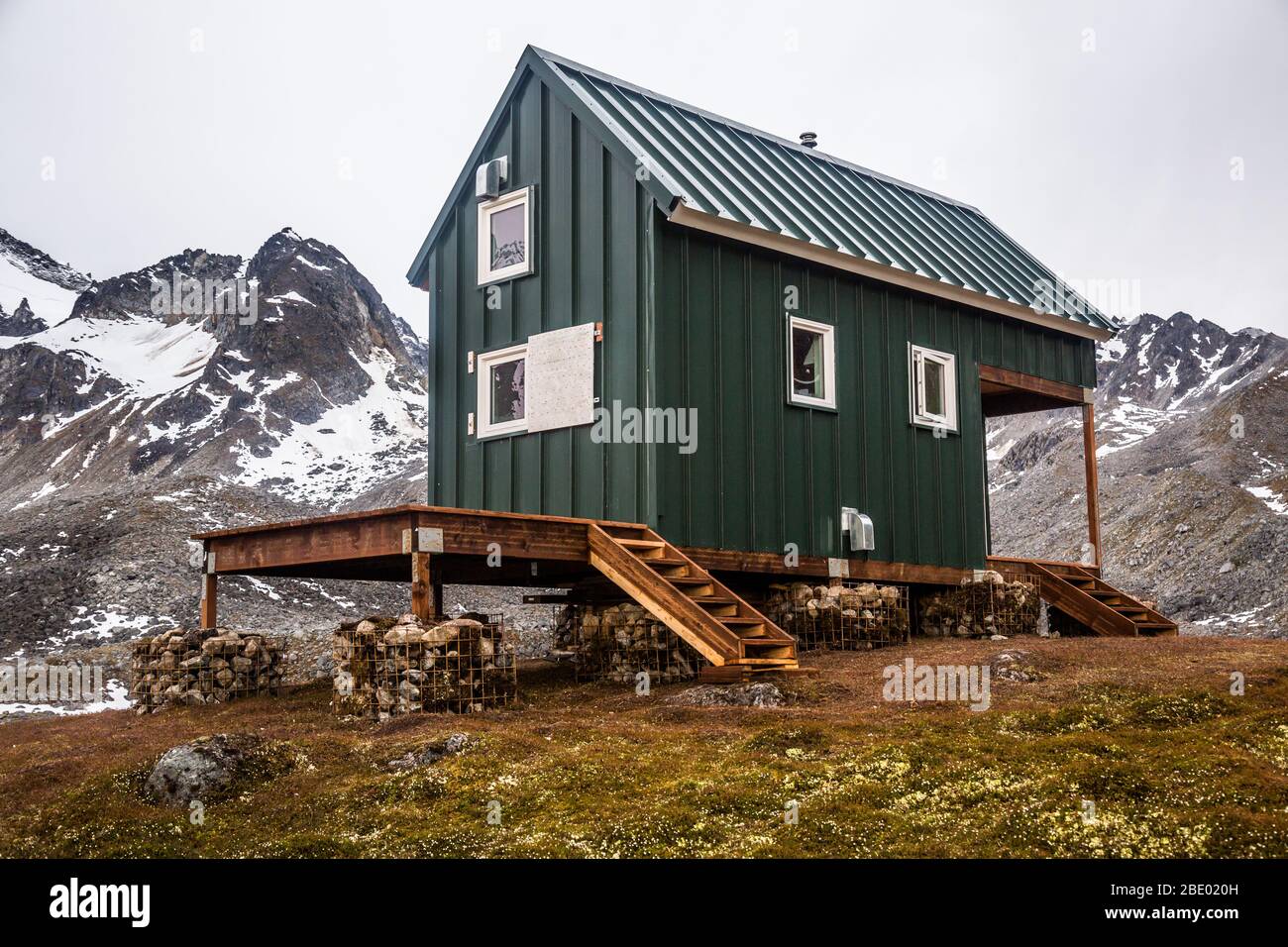 Rifugio alpino per alpinisti e sciatori per rifugiarsi nelle montagne selvagge dell'Alaska. Foto Stock