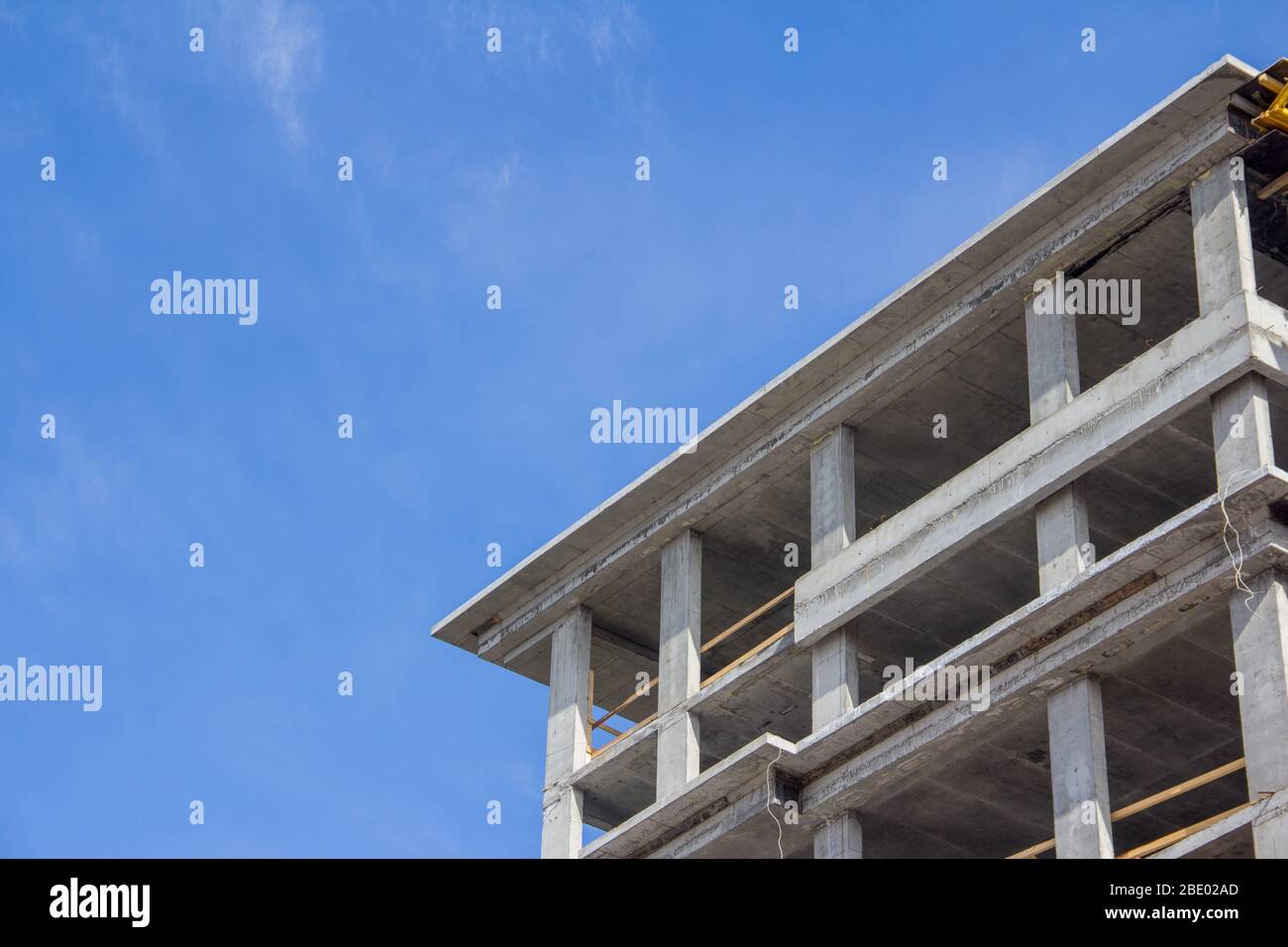 La facciata dell'edificio in costruzione è fatta di cemento e mattoni Foto Stock