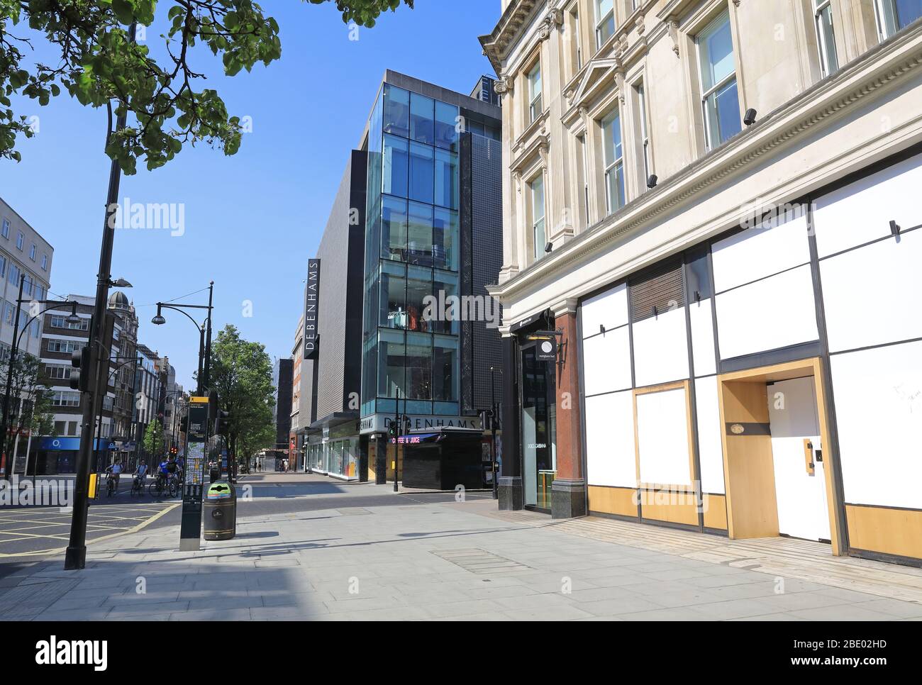 I negozi di Oxford Street sono chiusi durante l'arenatismo di coronavirus, nel centro di Londra, Regno Unito Foto Stock