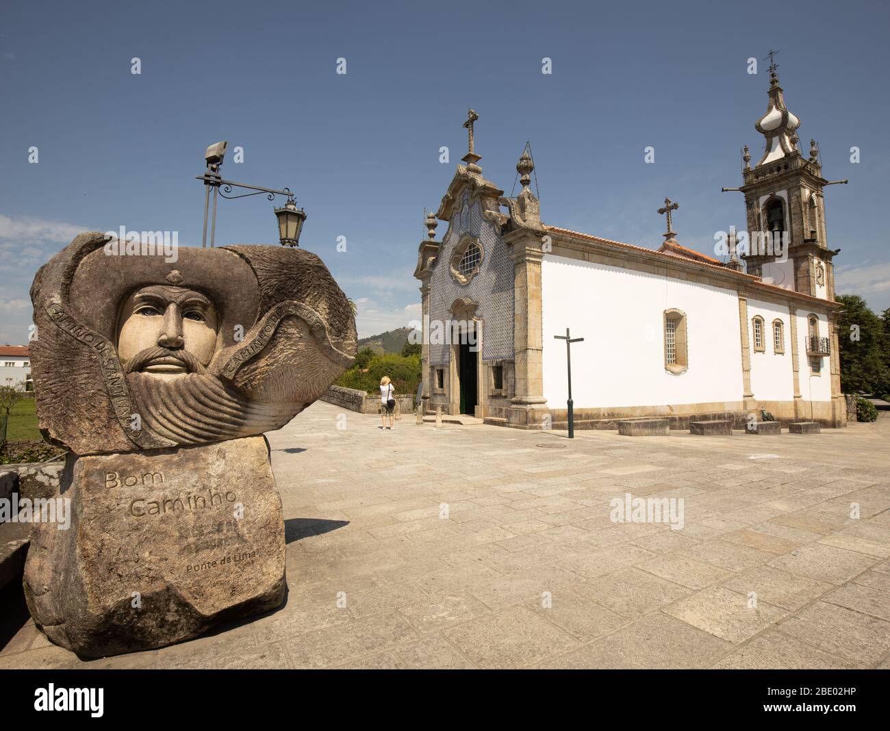 Grande statua di benvenuto e Bom Camino cartello di benvenuto sulla strada centrale di Camino Portugués, Ponte de Lima, Portogallo Foto Stock