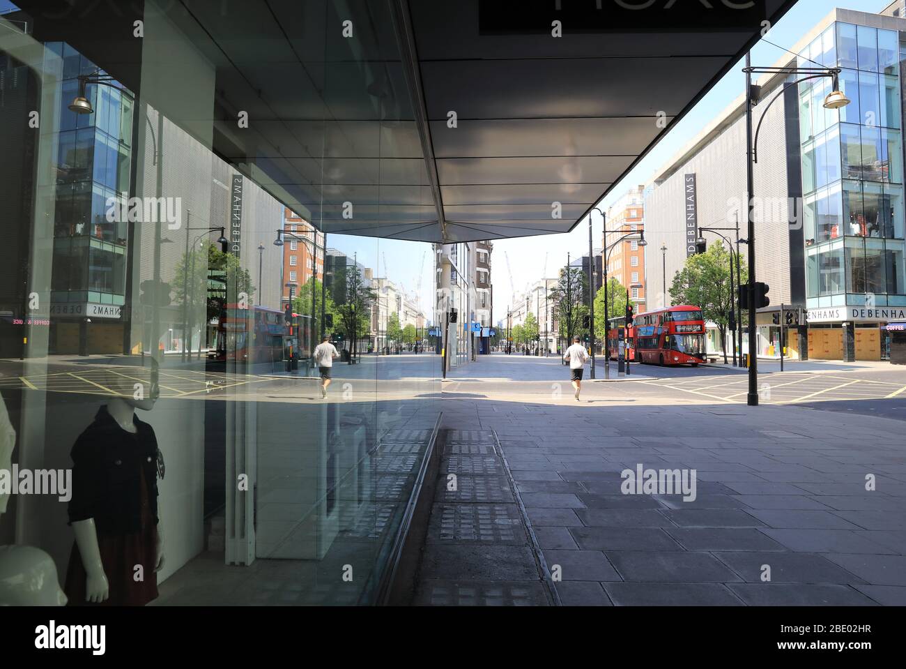 I negozi di Oxford Street sono chiusi durante l'arenatismo di coronavirus, nel centro di Londra, Regno Unito Foto Stock