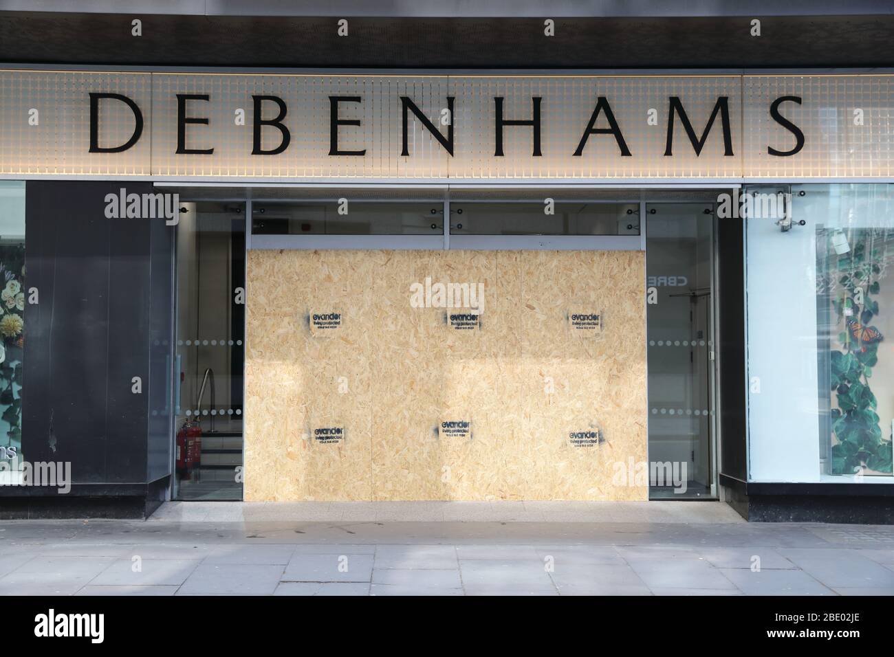 Debenhams entra in amministrazione per rimanere a galla, durante la crisi pandemica di coronavirus, qui il grande magazzino ammiraglia salì su Oxford Street, nel West End di Londra, Regno Unito Foto Stock