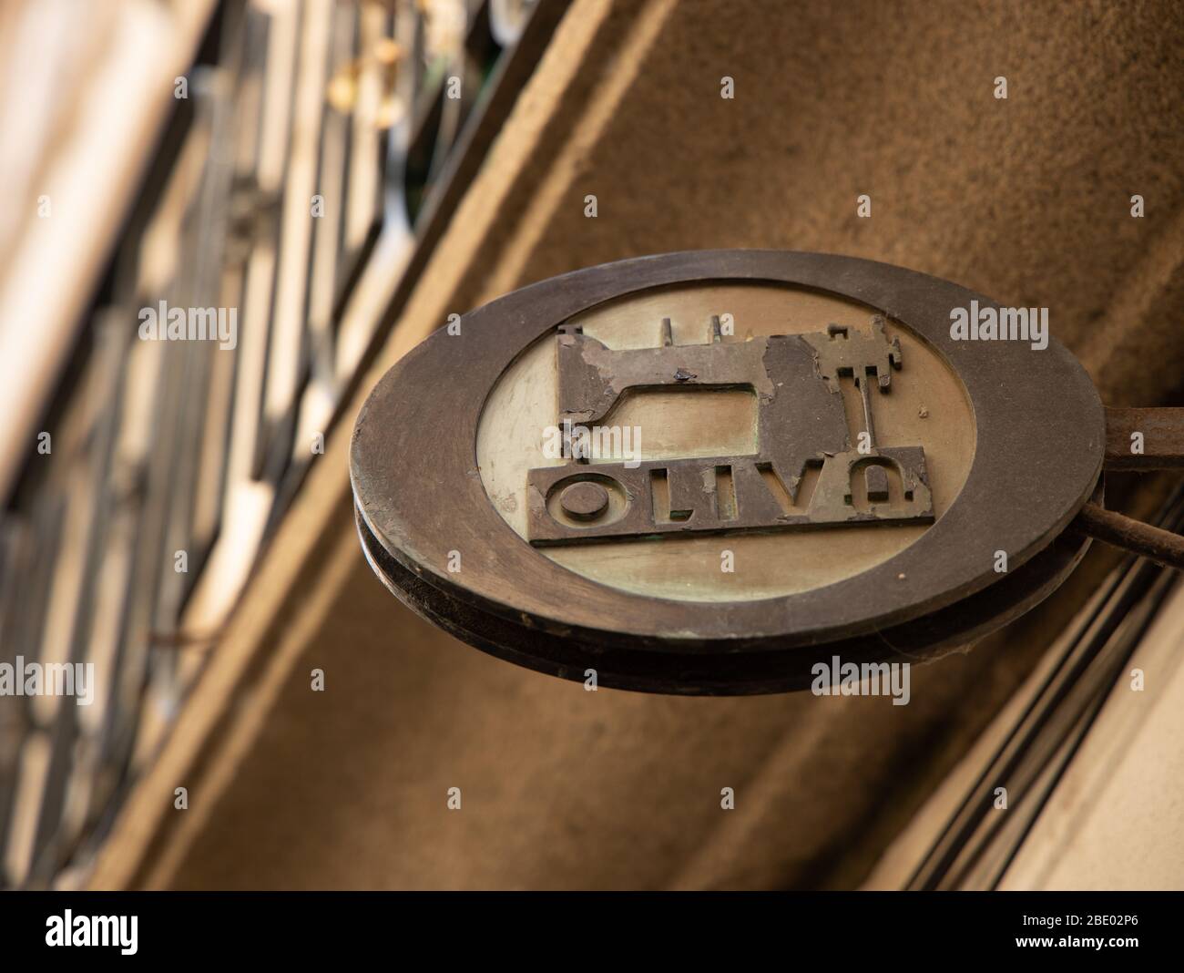 Vecchio negozio di metallo segno di una macchina da cucire Olivo Ponte de Lima Portogallo del Nord Foto Stock