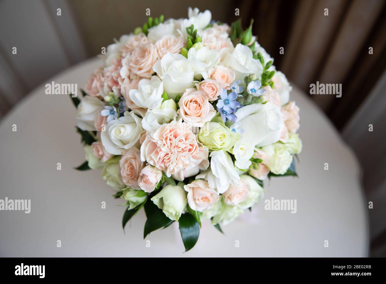 Delicato bouquet di rose bianche e rosa. Delicato bouquet di rose bianche e rosa Foto Stock
