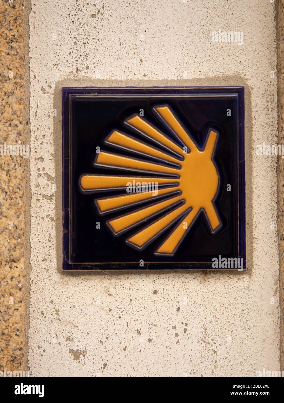 Camino Pilgrim shell segno un giallo scallop shell simbolo su uno sfondo blu Foto Stock