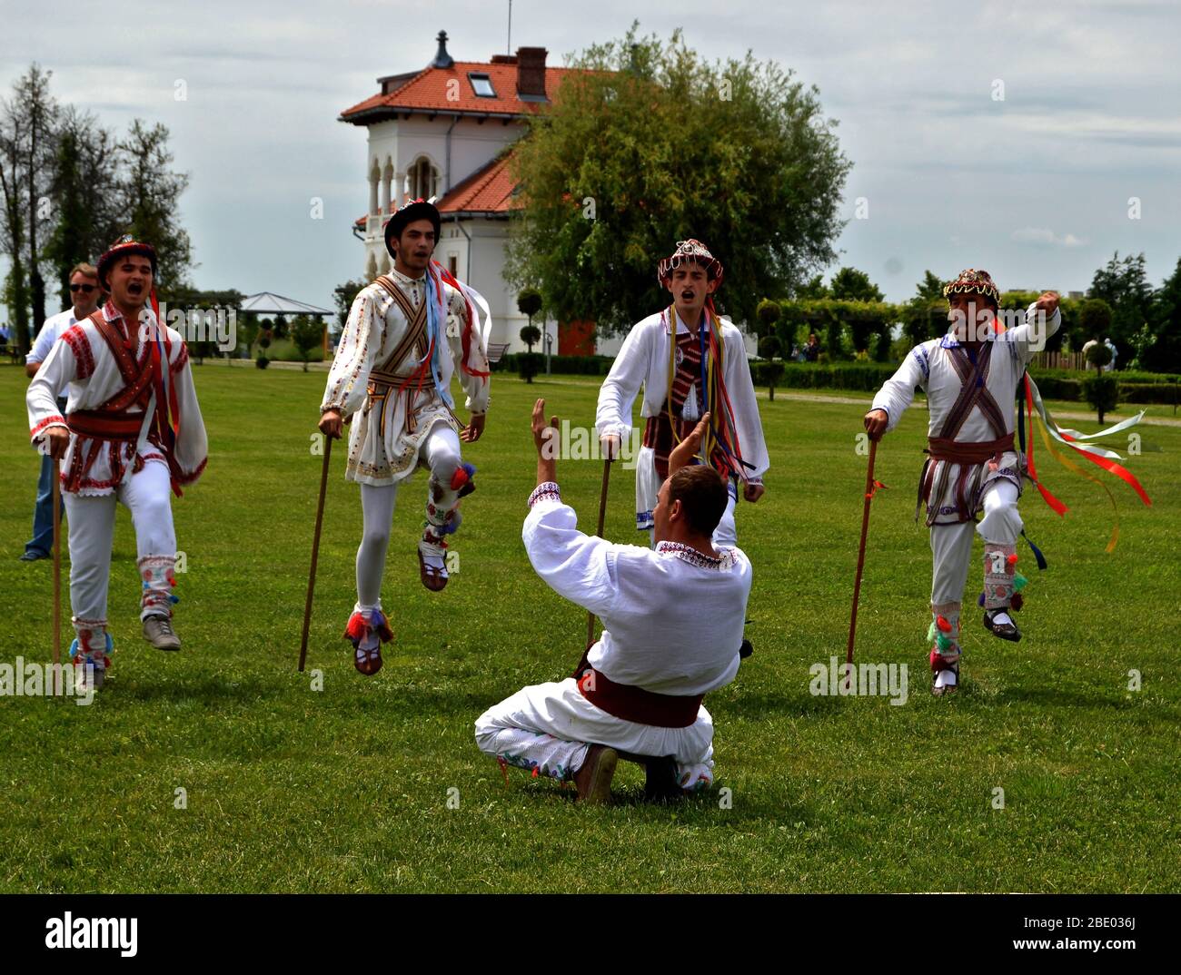 Abbigliamento rustico rumeno - rumeni che eseguono vecchi danze durante il festival - tradizione rumena antica Withsuntide con danza in stoffa colorata Foto Stock