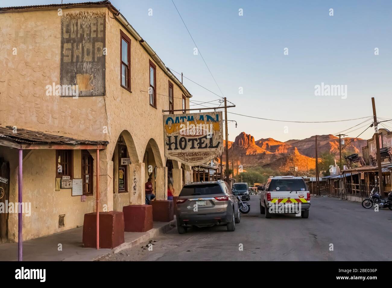 Oatman Hotel nel centro di Oatman, una vecchia città mineraria d'oro trasformato città turistica lungo la storica Route 66 in Arizona, Stati Uniti [Nessun modello o rilascio di proprietà; AV Foto Stock