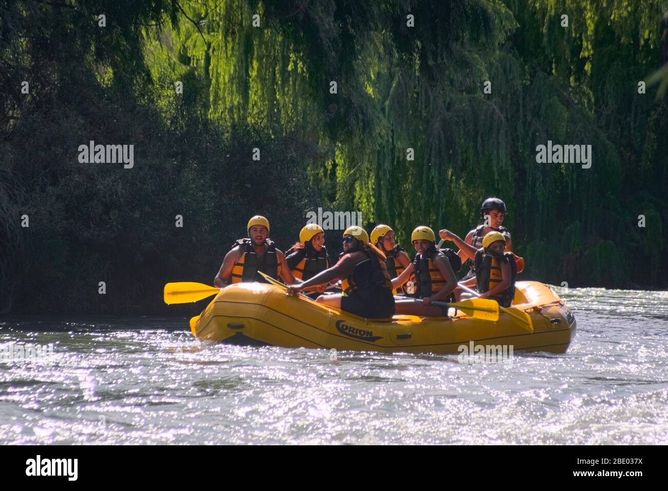 San Rafael, Mendoza - 2019-12-30: Un gruppo di persone che rafting sul fiume Atuel, uno dei migliori posti della provincia per il turismo d'avventura. Foto Stock