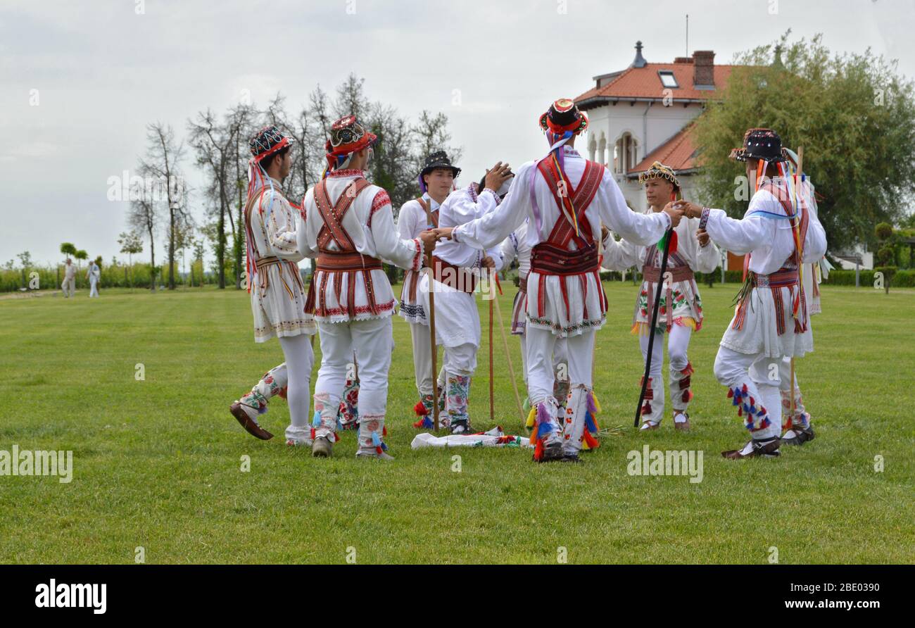 Tradizione rumena - uomini vestiti in abiti rustici che eseguono danze festive chiamato 'dansul Calusarilor' dopo Pasqua - Dragasani, Dolj / R. Foto Stock