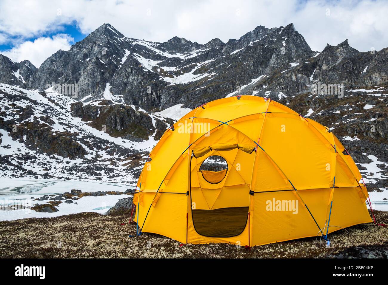 Grande tenda a cupola gialla per molte persone allestite nella natura selvaggia delle montagne Talkeetna in Alaska. Foto Stock