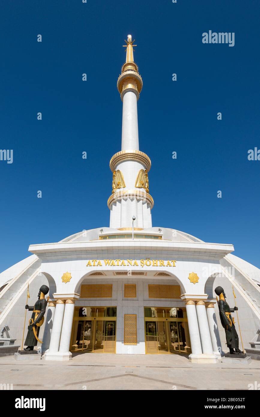 Monumento dell'Indipendenza ad Ashgabat, Turkmenistan. Costruito con marmo bianco e oro. Foto verticale. Monumento dell'Indipendenza. Foto Stock