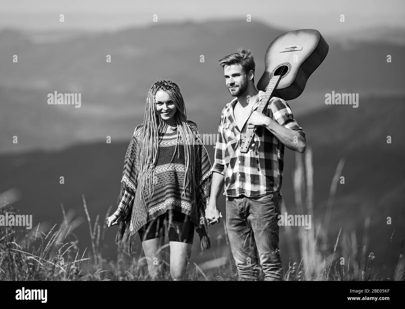 Nel profondo amore. matura in amore trascorrere del tempo libero insieme. western camping. escursionismo. happy amici con la chitarra. amicizia. campfire canzoni. musica country. Data romantico. Uomini suonare la chitarra per la ragazza. Foto Stock