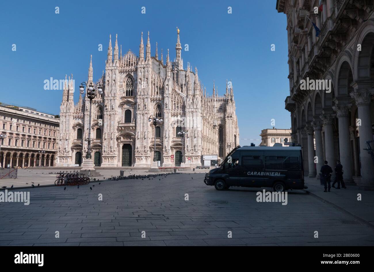 Pattuglia Carabinieri con camion in Piazza Duomo di Milano, Italia durante l'epidemia di COVID-19. Milano, città italiana e coronavirus Foto Stock