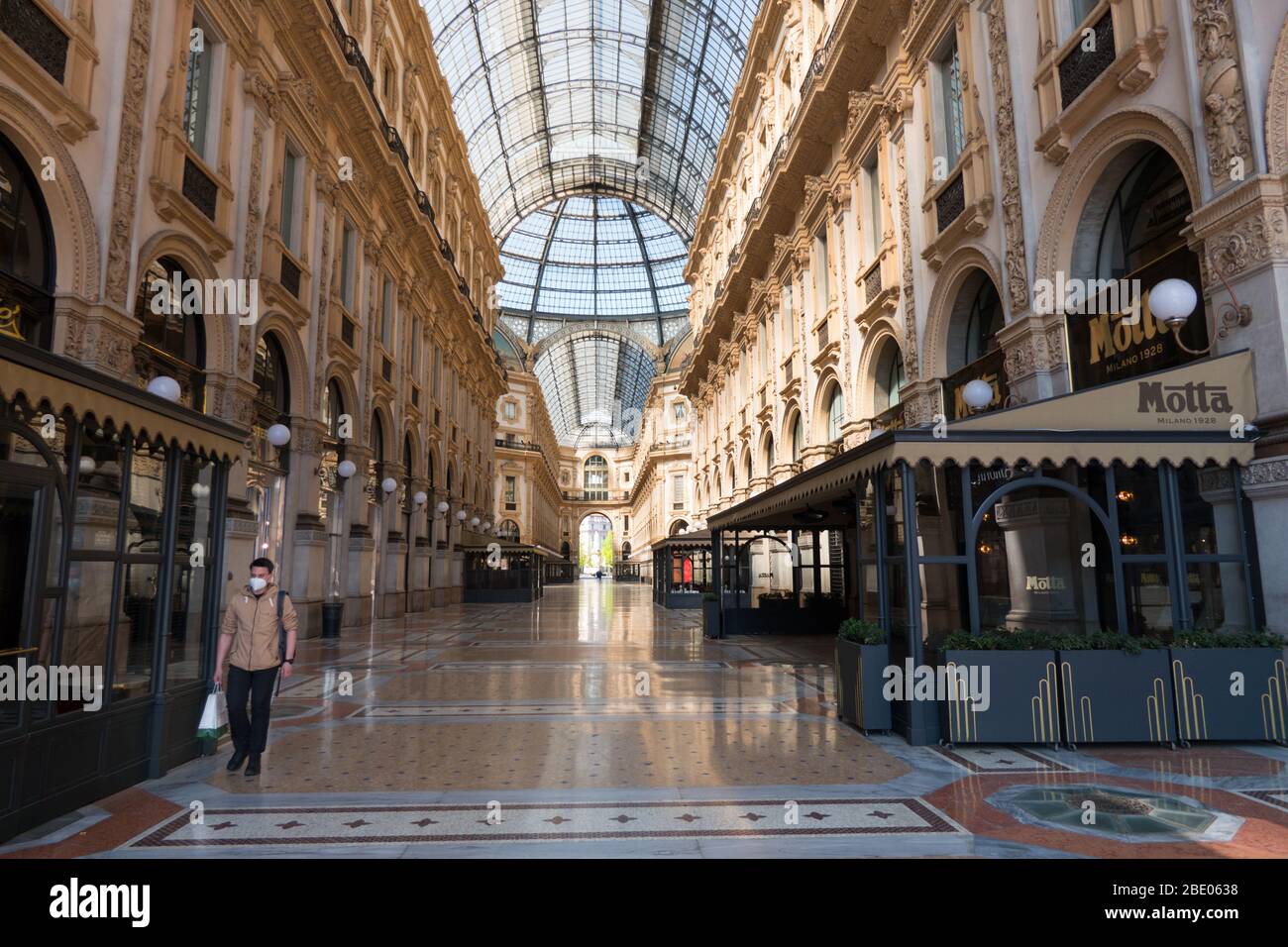 Punto di riferimento e monumento deserte: Galleria Vittorio Emanuele II a Milano, Italia durante la pandemia COVID-19. Vita quotidiana a Milano, città e coronavirus Foto Stock