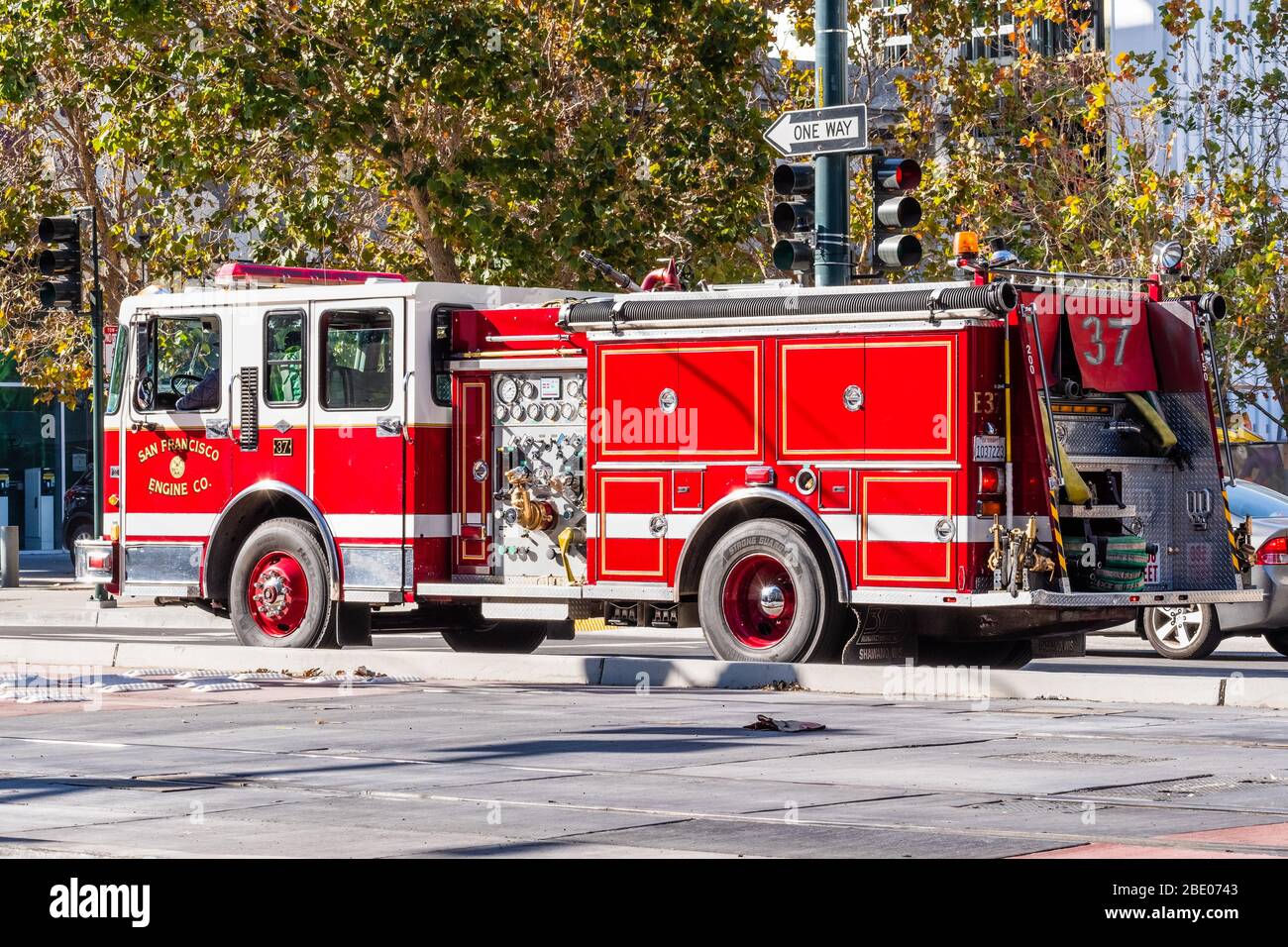 2 novembre 2019 San Francisco / CA / USA - motore di vigili del fuoco in una strada nel distretto di Mission Bay Foto Stock