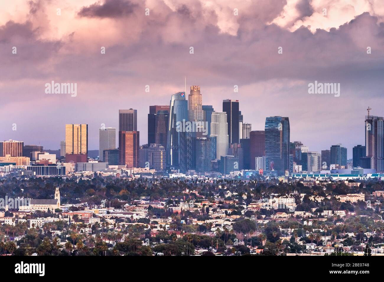 Vista al tramonto dello skyline di Los Angeles e dell'area circostante con nuvole di tempesta che coprono il cielo; Foto Stock
