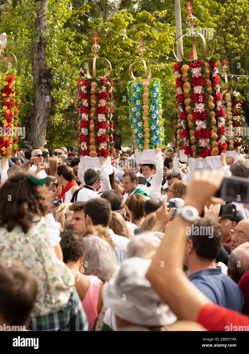 Processione di vassoi molto alti equilibrata sulle teste delle ragazze durante il tradizionale festival Tray, Festa dos Tabuleiros a Tomar Portogallo Foto Stock